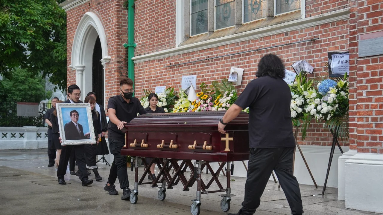Derek Li'nin Cenazesinde Oğlunun Duygusal Veda Konuşması