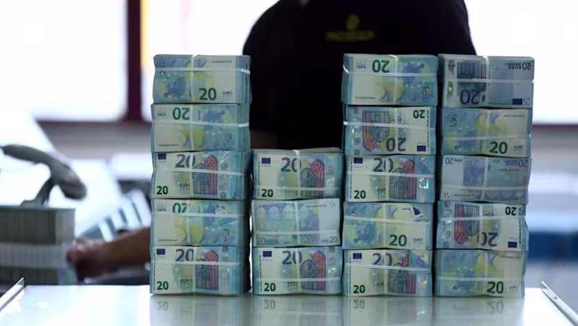 Dolar, Euro Karşısında Dördüncü Haftalık Kazancına Hazırlanıyor