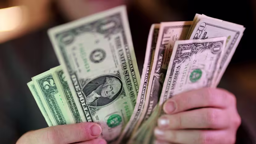 Dolar, Orta Doğu gerginliğiyle petrolü yukarı çekerken iki haftanın zirvesinde