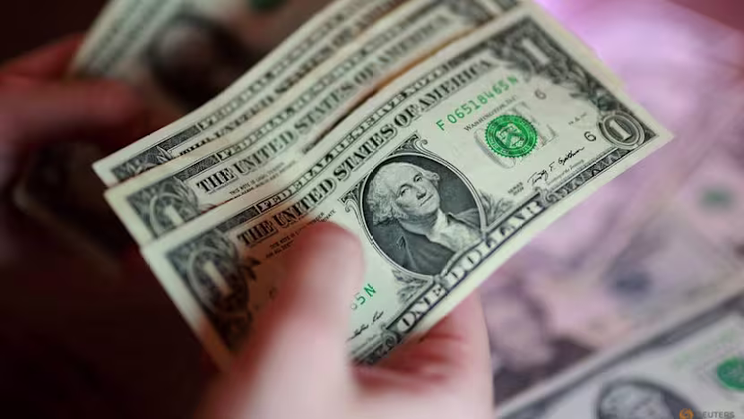 Dolar yatay seyirde, yen emeklilik endişeleriyle geriledi