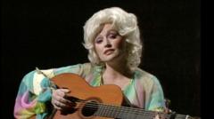 Dolly Parton’un 6 İkonik Şarkısıyla Kendi Hikayesini Anlatışı