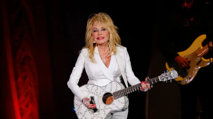 Dolly Parton'ın Rüya Projesi Broadway'de Perde Açıyor