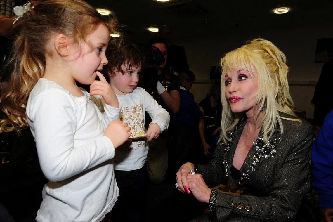 Dolly Parton'dan çocuklara kitap köprüsü