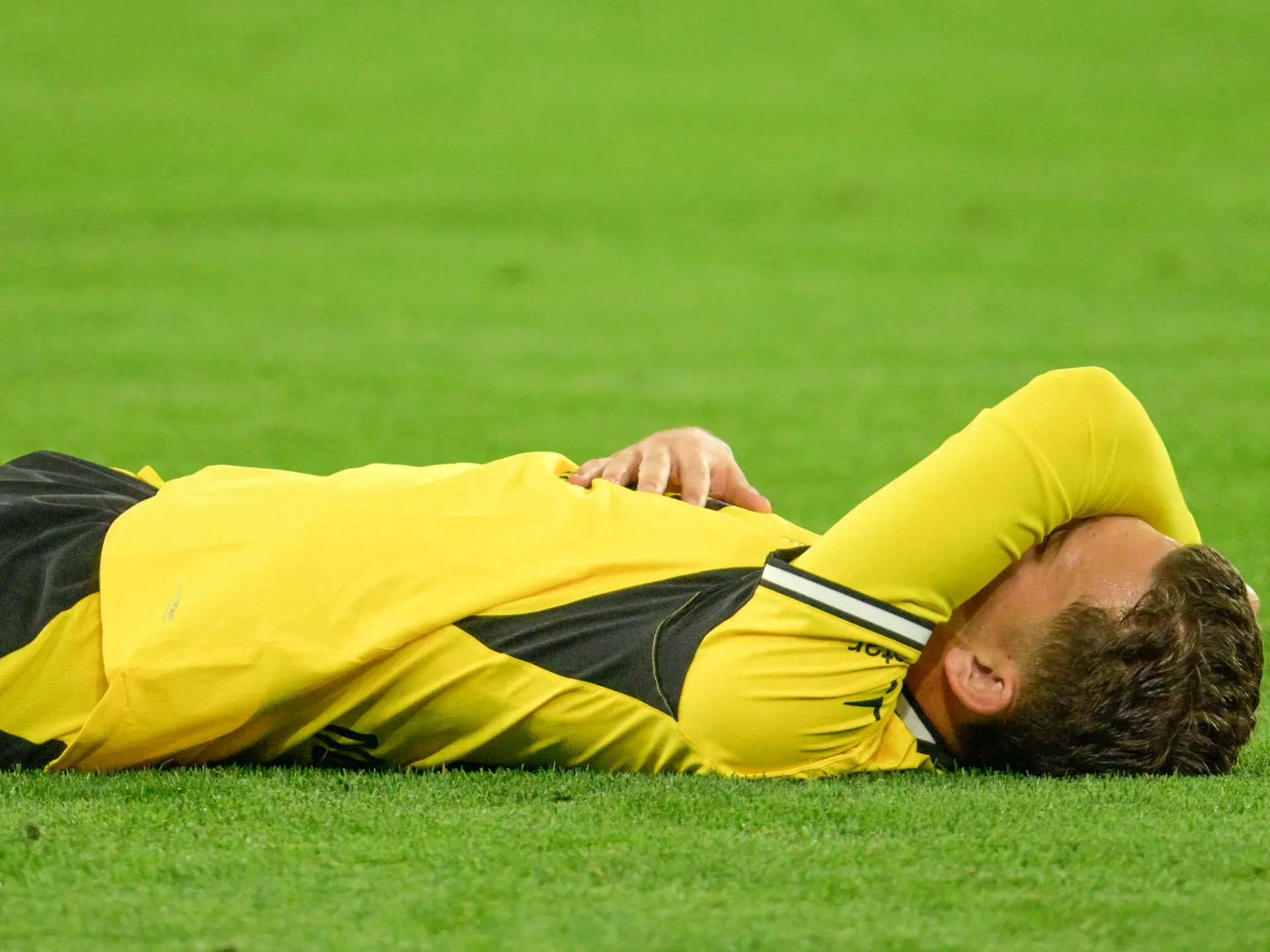 Dortmund'un genç yıldızı Karetsas Şampiyonlar Ligi'nde baygınlık geçirdi
