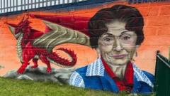 Doğu Londralı efsane Dot Cotton'ın Galler köyündeki muralı neden yapıldı
