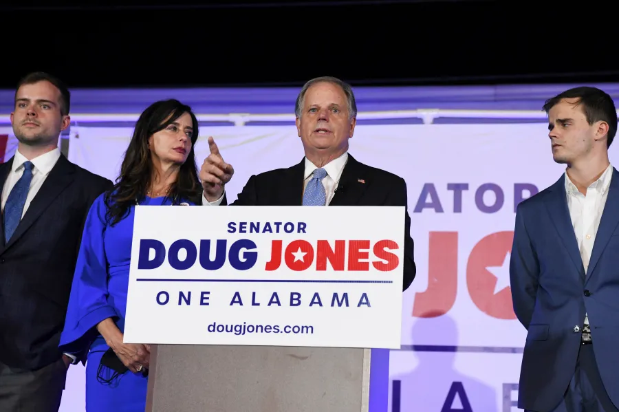 Doug Jones: Demokrat adaylara 'aşırı solcu' suçlaması 'korkuluk