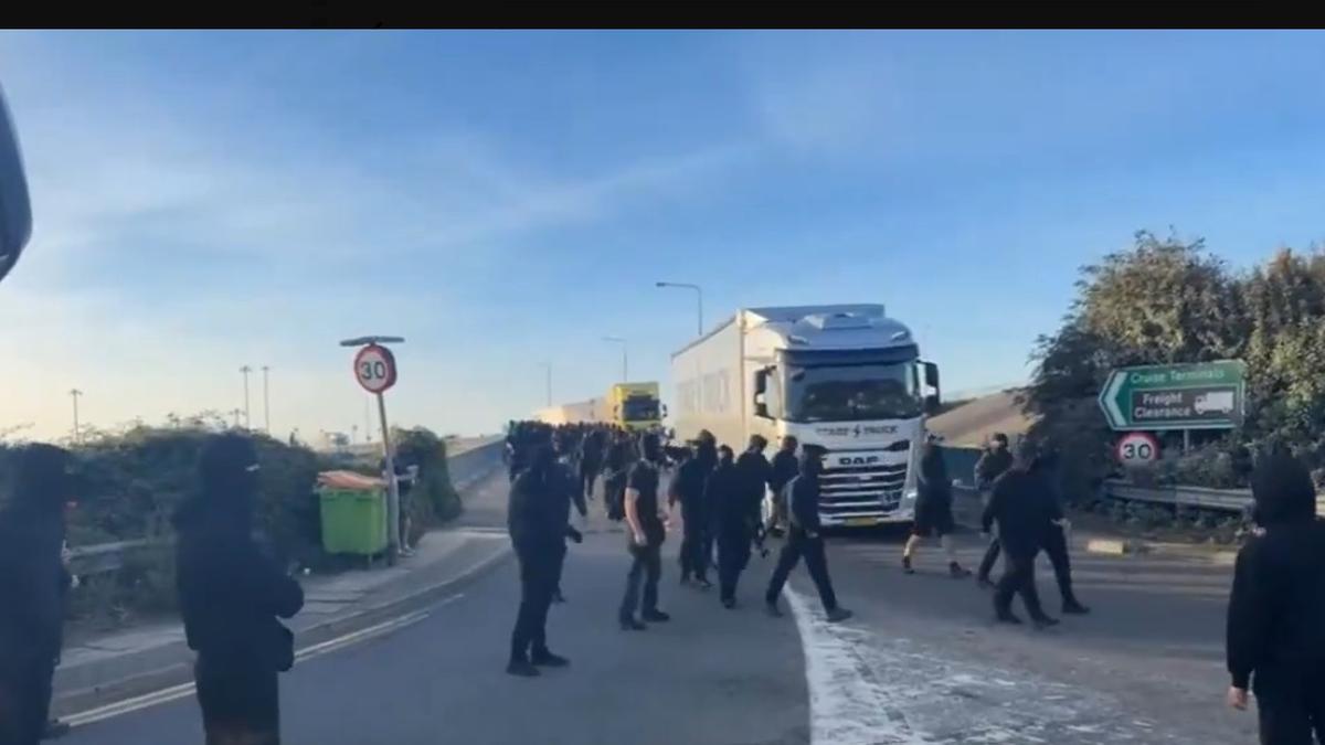 Dover Limanı'nda Maskeli Eylemciler Trafiği Durdurdu
