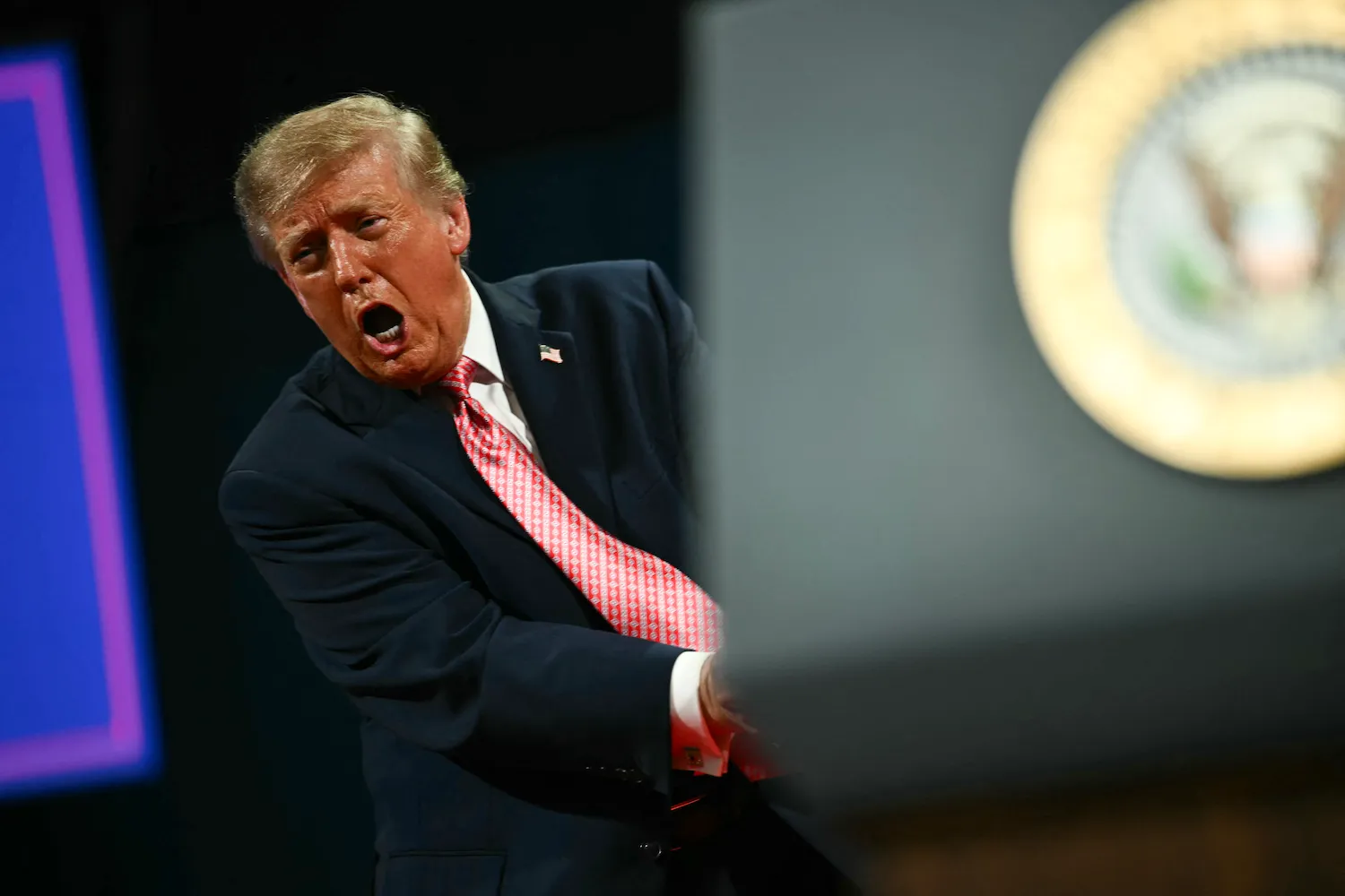 Dünya Bu Hafta: Fransa'da Protestolar, İsrail'de Gözaltılar ve Trump'ın Seçmen Çağrısı