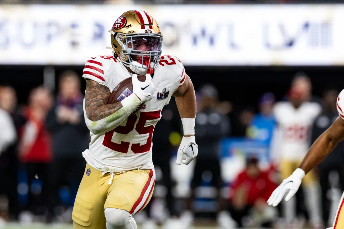Eagles, sakatlık krizinde eski 49ers RB Elijah Mitchell'i kadroya kattı