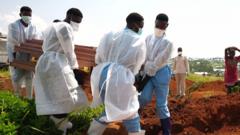 Ebola salgınında cenaze törenleri yasaklandı, aileler sosyal mesafeli yas tutuyor