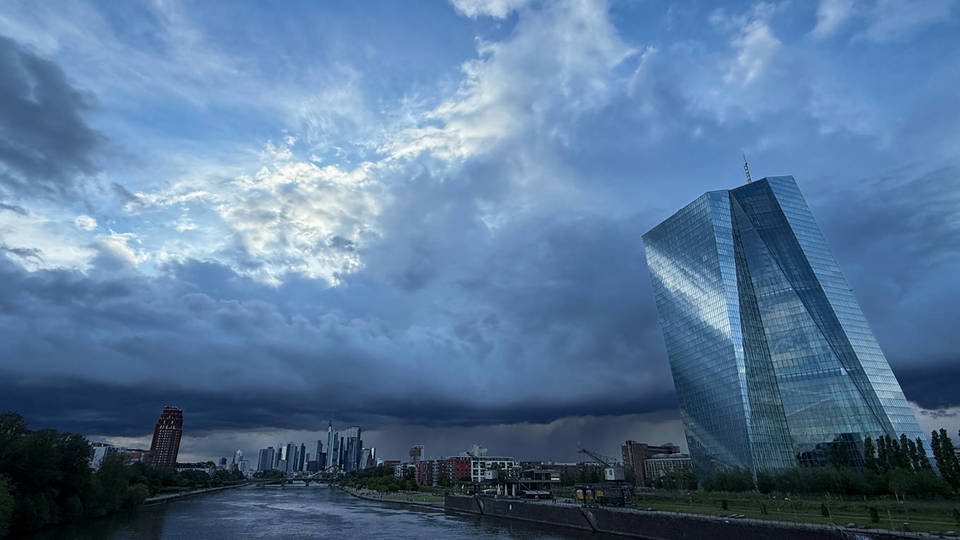 ECB Faiz Artışında Acele Etmemeli