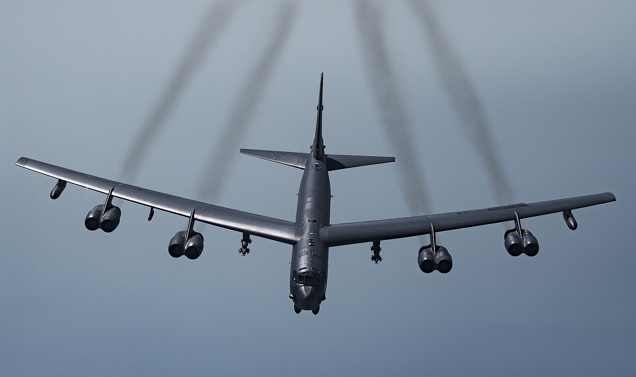Edwards Hava Üssü'nde ABD B-52 Bombardıman Uçağı Kalkışta Düştü