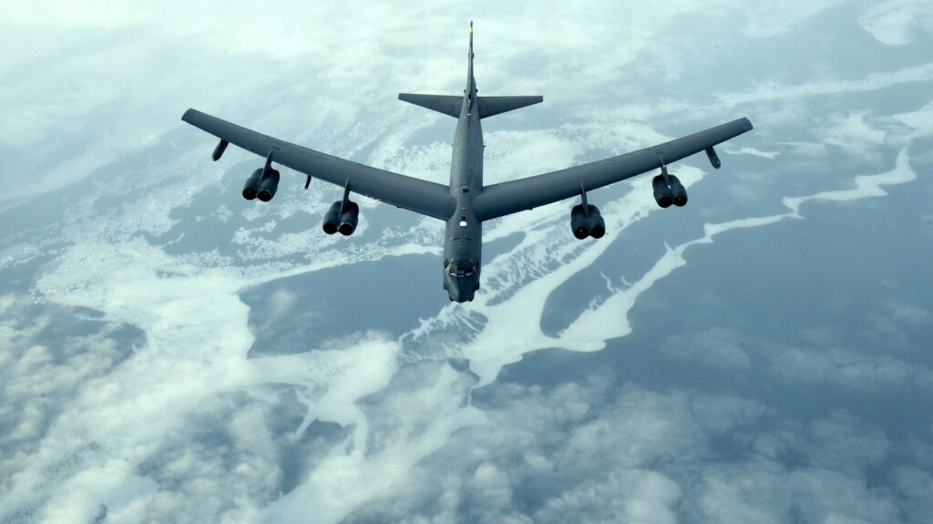 Edwards Üssü'nde B-52 Bombardıman Uçağı Düştü, Mürettebattan Haber Yok