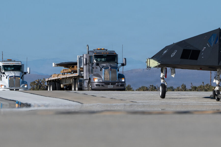 Efsanevi F-117A Stealth Uçağı Smithsonian'e Nasıl Teslim Edildi