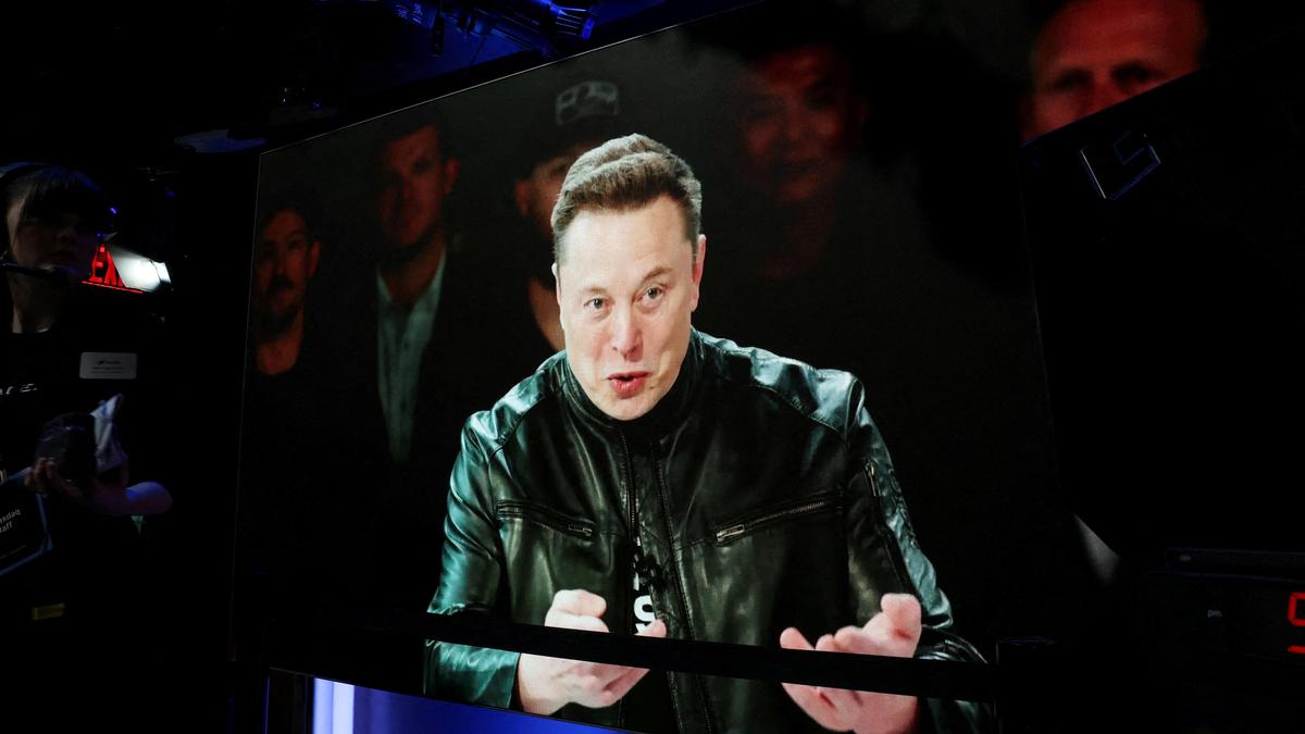 Elon Musk SpaceX hisseleriyle dünyanın ilk trilyoneri oldu