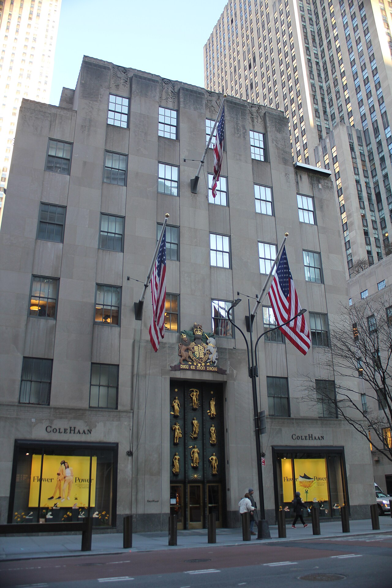 Çift, Empire State Binası'nda cesur nişan gösterisiyle tutuklandı