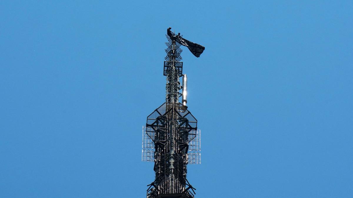 Empire State Binası'na 'aşk' pankartı asan 2 kişi aranıyor
