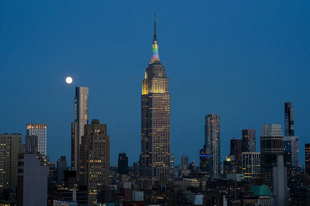 Empire State Binası'na Tırmanan Eylemciler Barış Çağrısı Yaptı