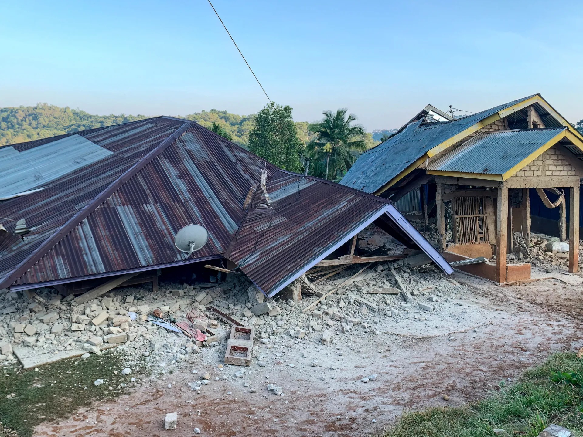Endonezya'da 7,7 Büyüklüğünde Deprem: En Az 2 Ölü
