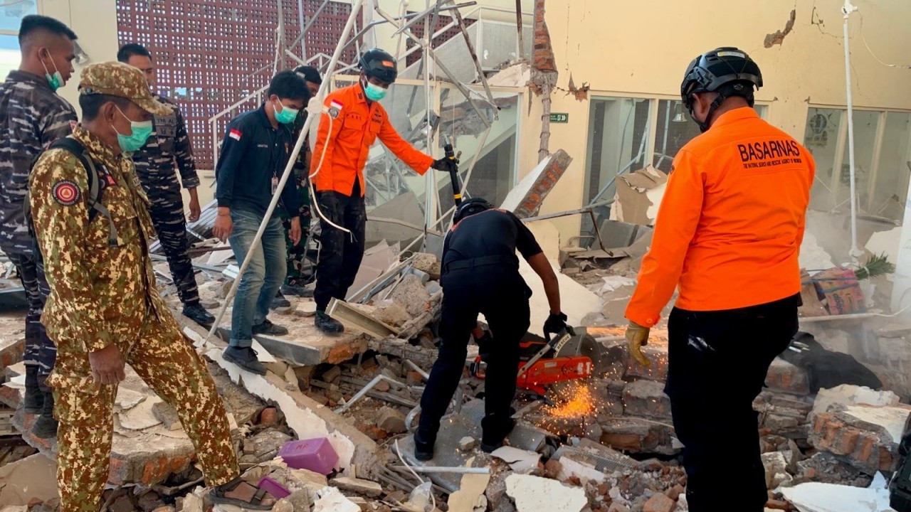 Endonezya'da 7,7 Büyüklüğünde Deprem: En Az 2 Ölü