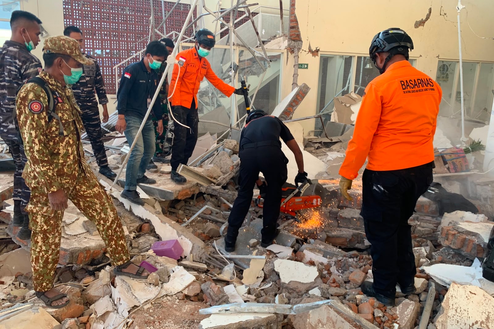 Endonezya Açıklarında 7,7 Büyüklüğünde Deprem: En Az 20 Ölü