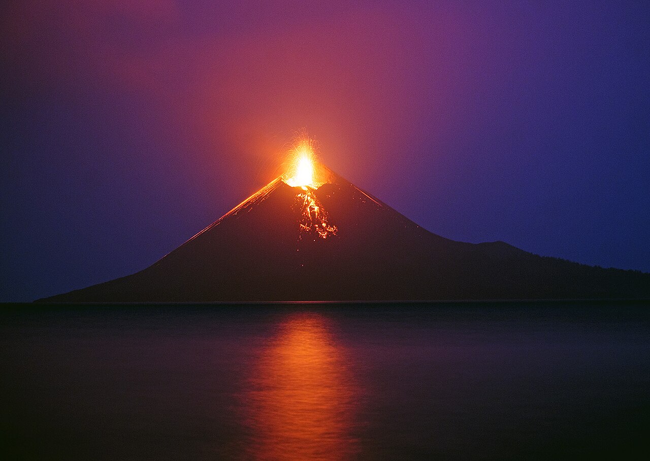 Endonezya'daki Anak Krakatau Yanardağı Art Arda Patladı: Alarm Seviyesi Yükseltildi
