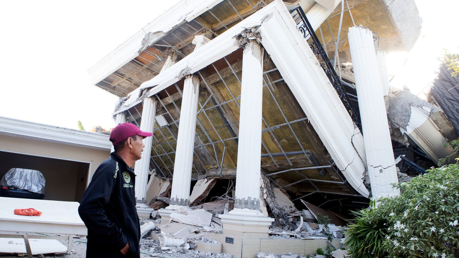 Endonezya'da 68 Kişinin Öldüğü Depremin Ardından 1600 Artçı Sarsıntı