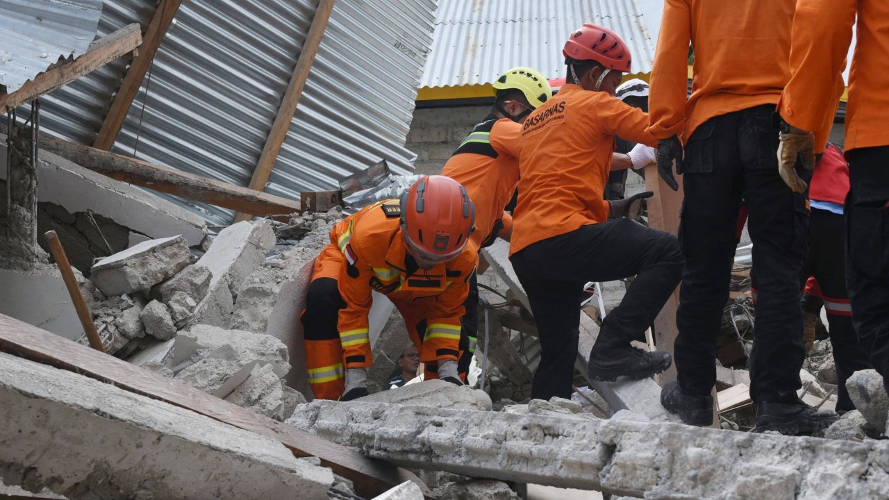Endonezya'da Deprem: Flores Adası'nda Korku Dolu Anlar