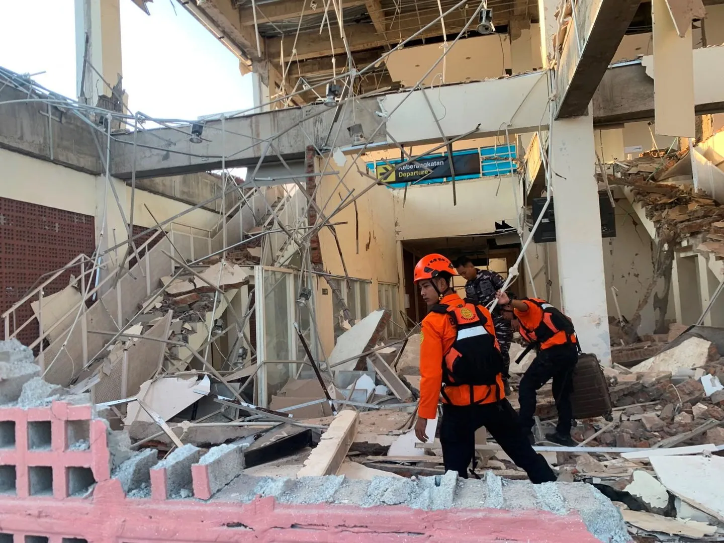 Endonezya'nın Flores Adası açıklarında 7,7 büyüklüğünde deprem: Çok sayıda ölü
