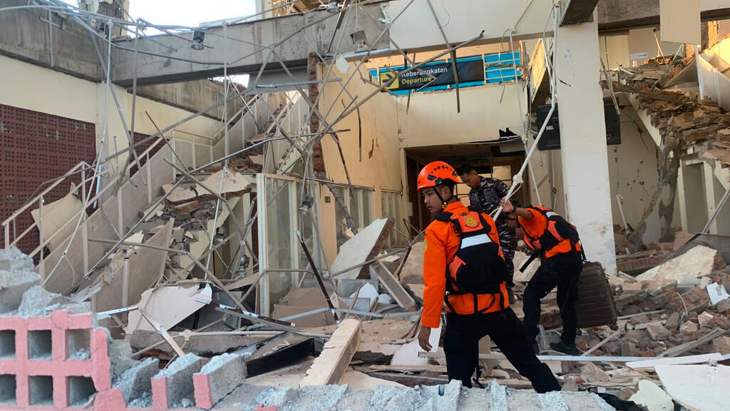 Flores Adası'nda Deprem Felaketi: Binlerce Kişi Yardım Bekliyor