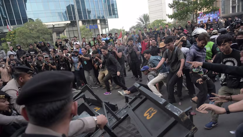 Endonezya'da 'İflasa Gidiyoruz' Protestoları: Öğrenciler Prabowo'ya Karşı