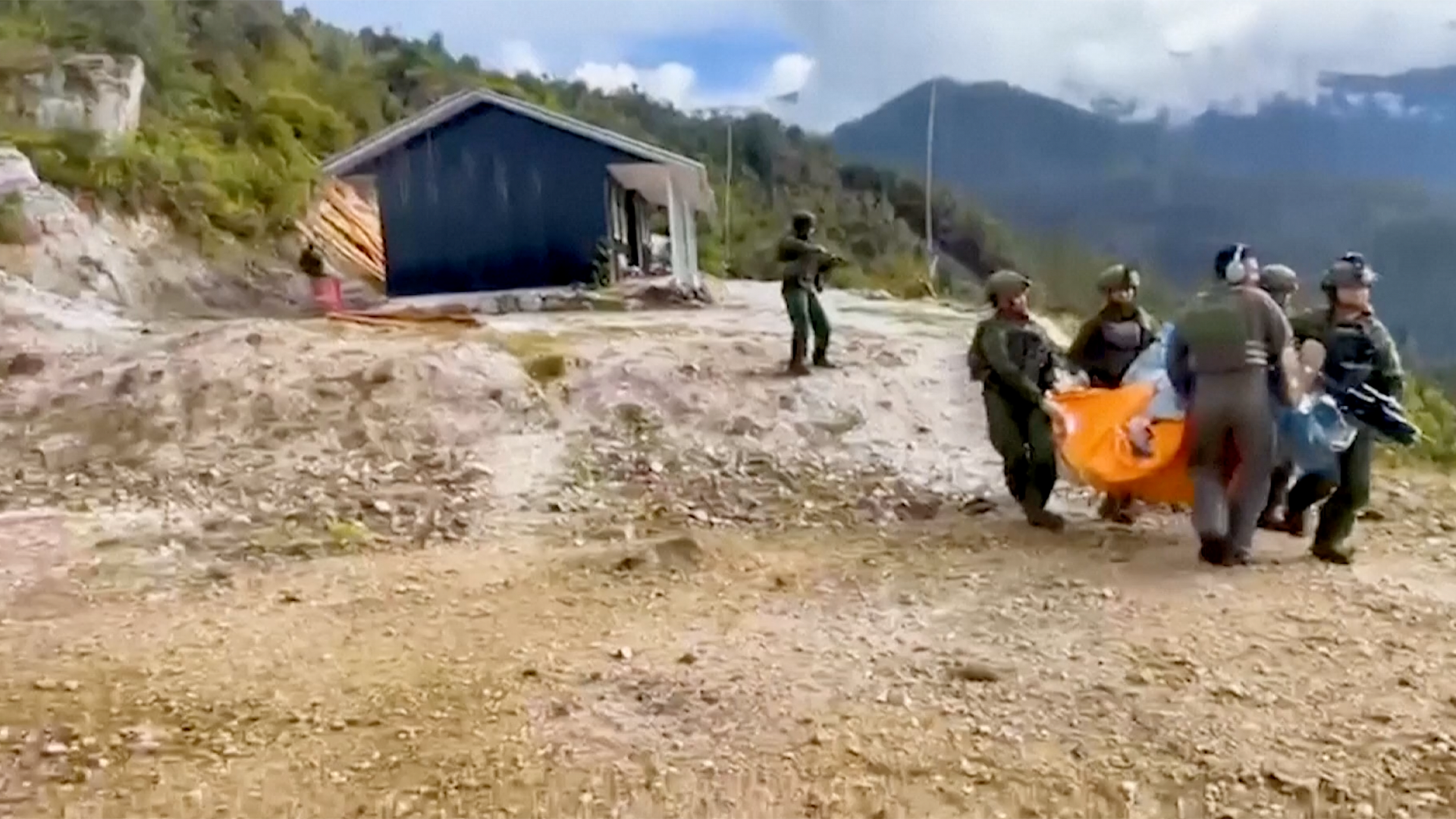 Endonezya ordusu Papua'da ABD'li pilotun cesedine ulaştı