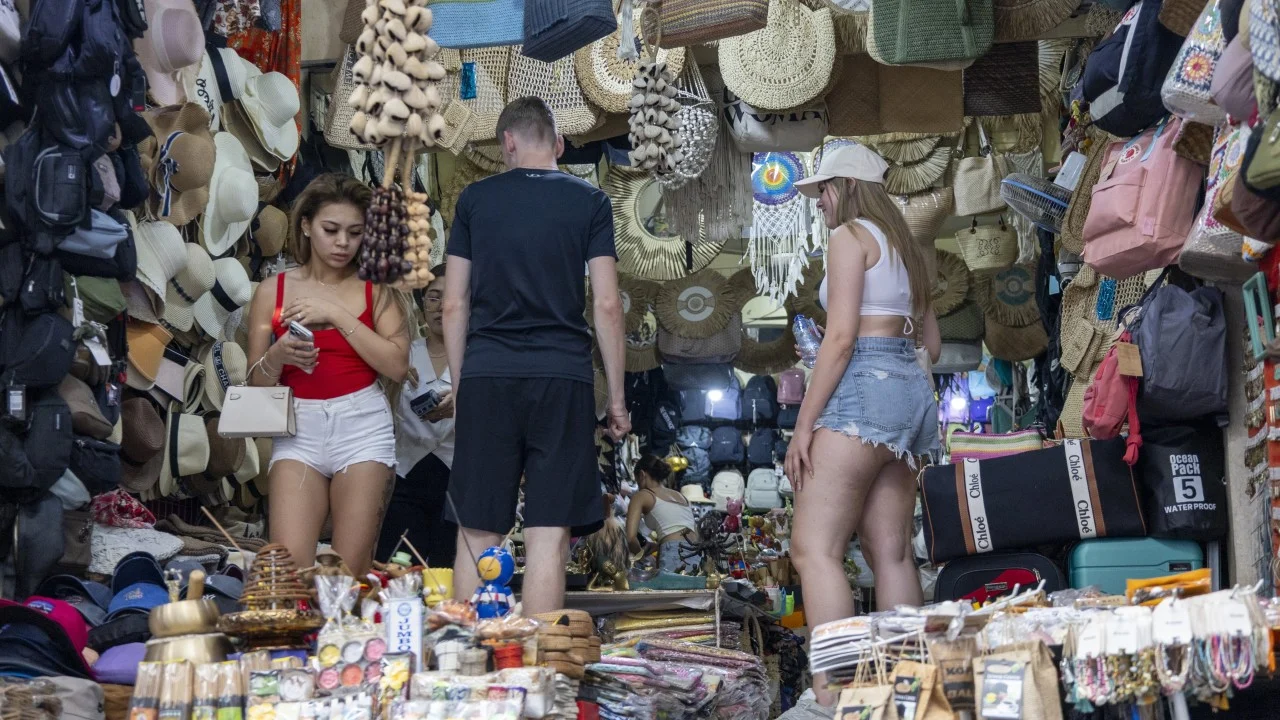 Endonezya Rupisi Rekor Düşüşte: Malezyalı Turistler İçin Cennet