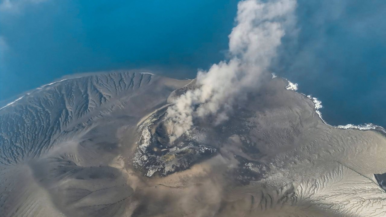 Endonezya'da Anak Krakatoa Volkanı: Uçuşlar Aksadı, Hazırlık Sorgulanıyor