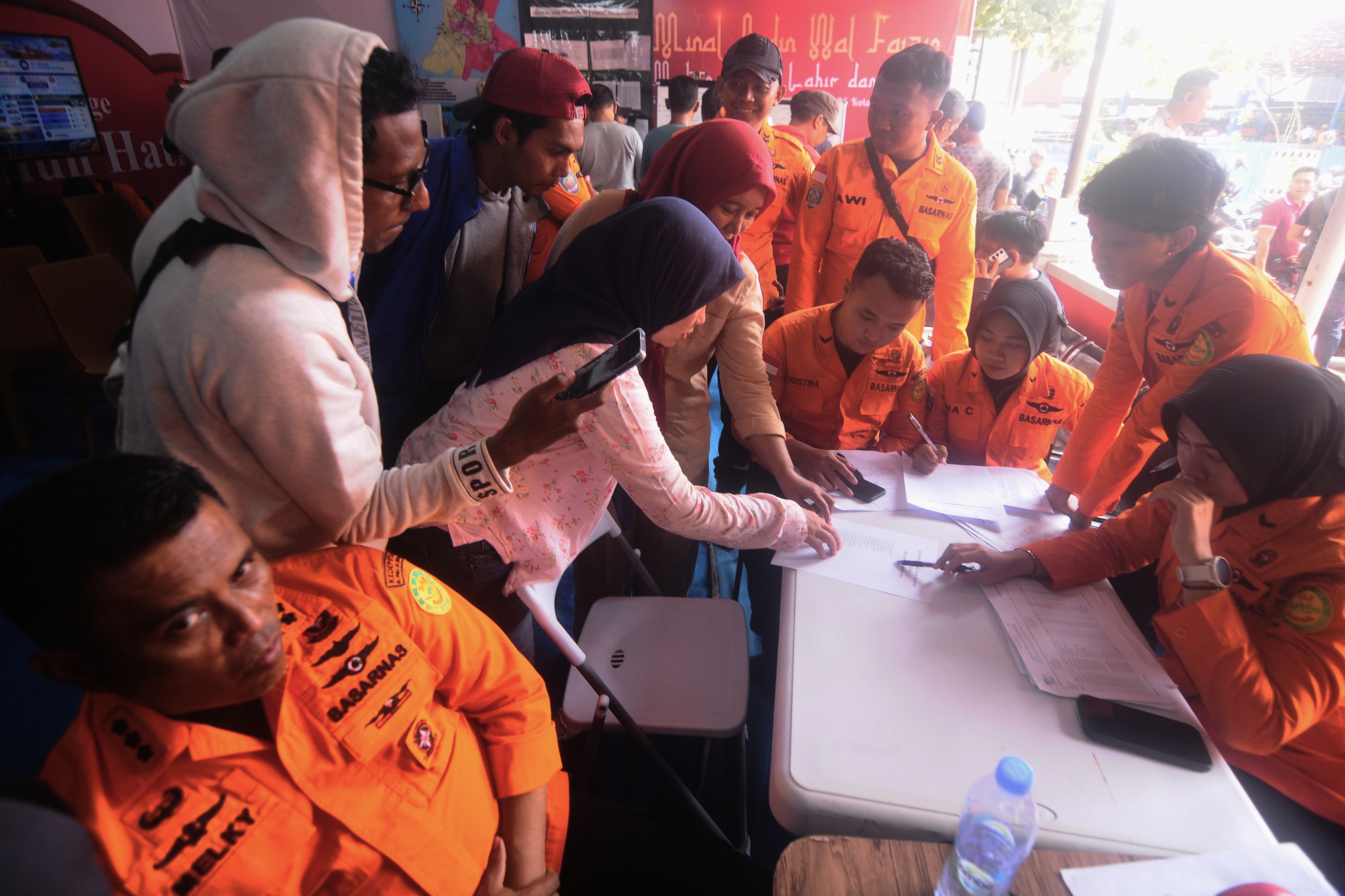 Endonezya'da feribot devrildi: 130 kişi kayıp