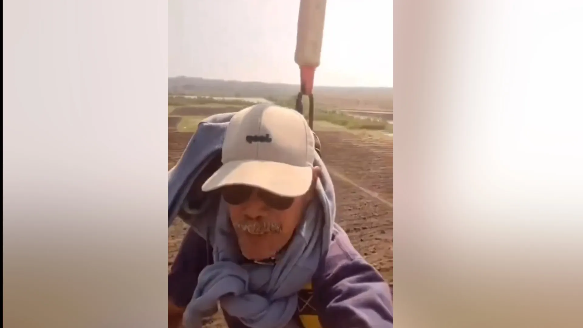 Endonezyalı çiftçi, zirai ilaçlama dronunu ulaşım aracına dönüştürdü