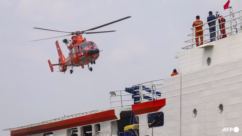 Endonezyalı dalgıçlar devrilen feribot için riskli dalışlar yapıyor