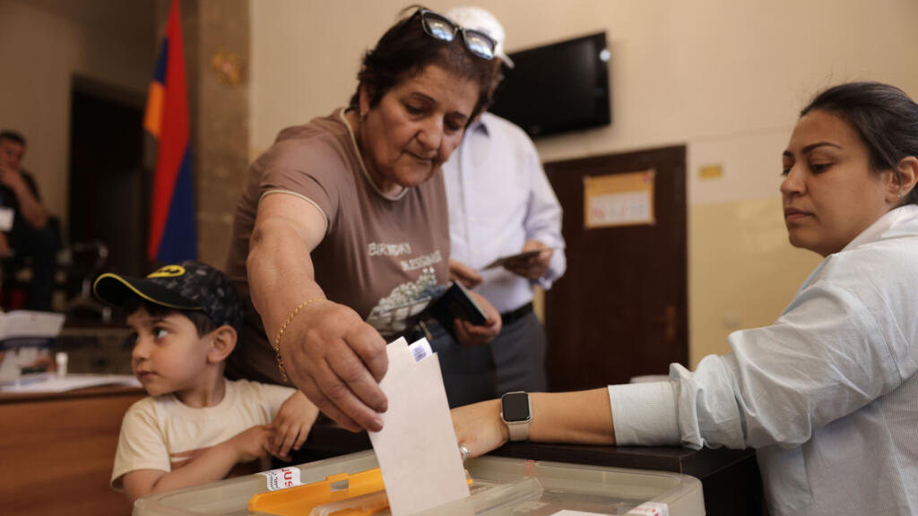 Ermenistan seçimleri Batı yanlısı dönüşü onayladı