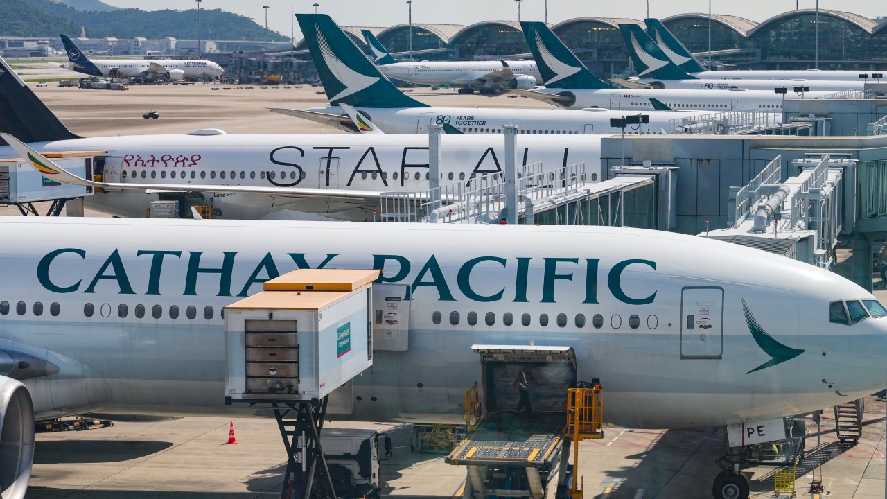Eski Cathay çalışanına insan kaçakçılığında rüşvet cezası