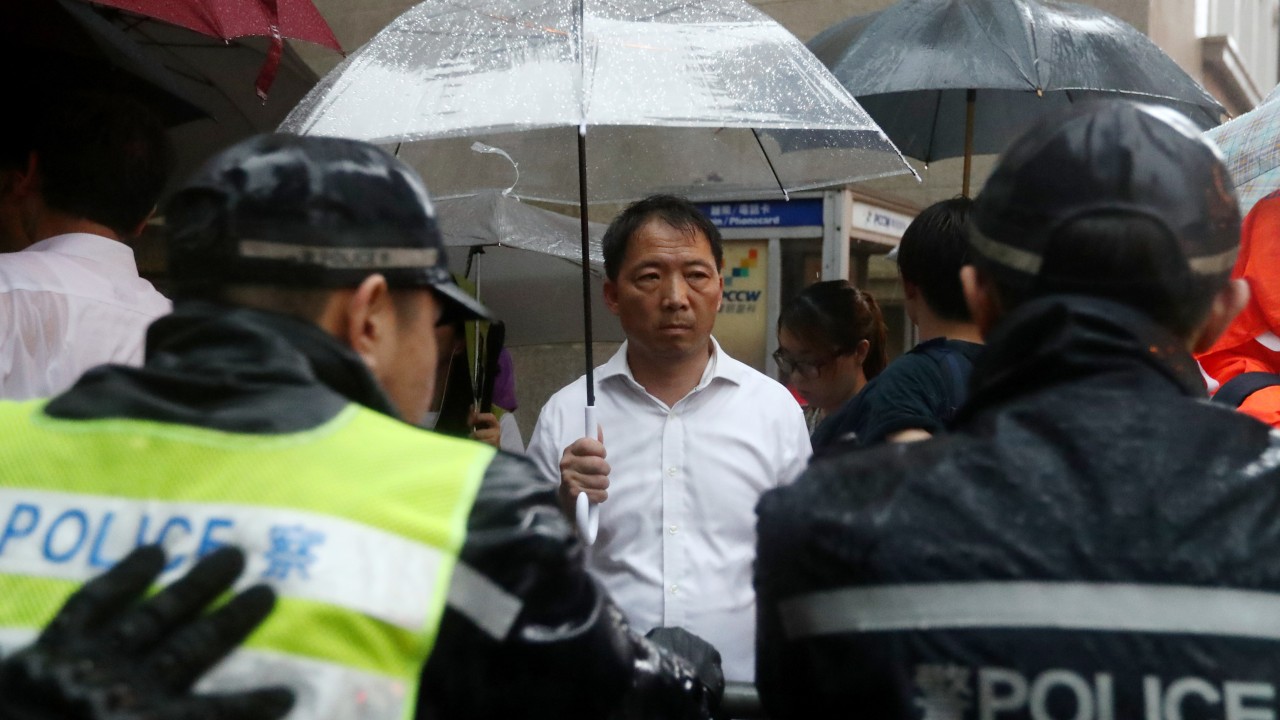 Eski Hong Kong muhalif lideri İngiltere'ye alınmadı