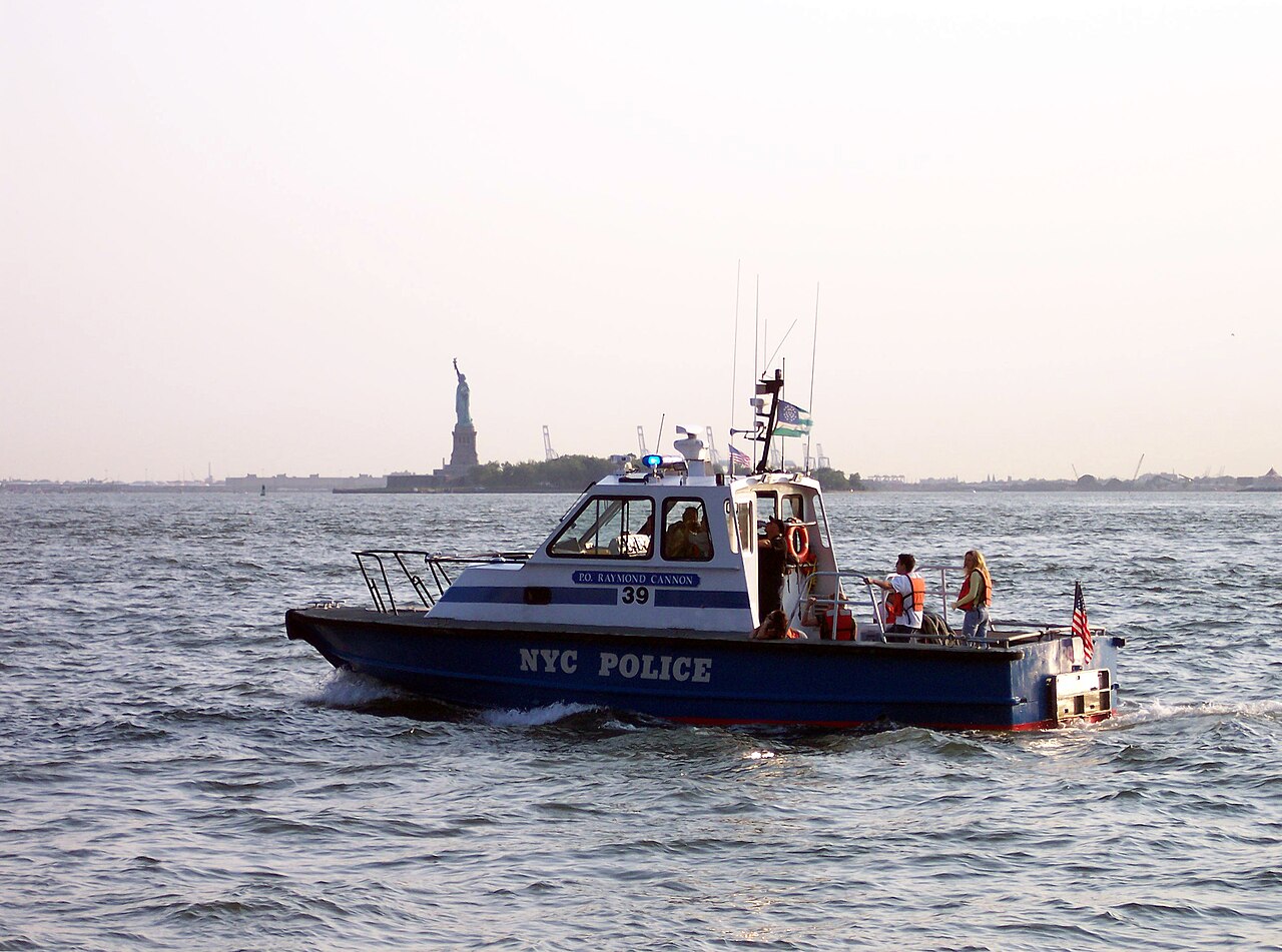 Eski NYPD yetkilisi, oğlunun kaçmasına yardım etmekle suçlanıyor