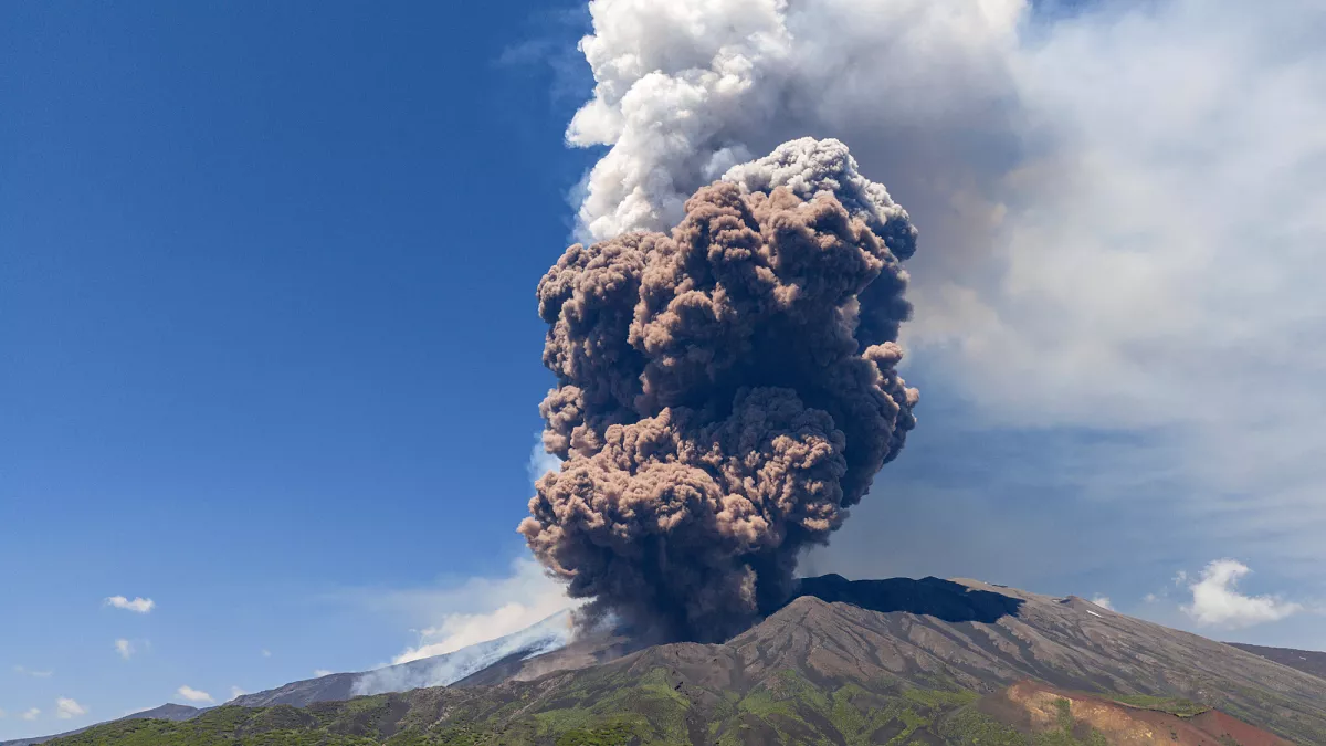 Etna'nın Teleferiği Yanardağ Manzarasıyla Büyülüyor