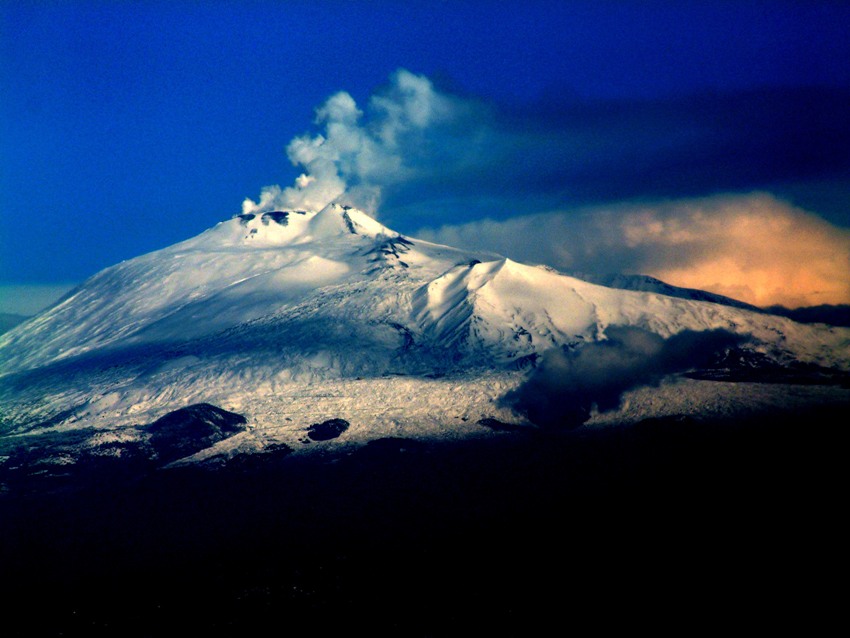 Etna uyarısı düşürüldü, Katanya Havalimanı uçuşlara yeniden başladı