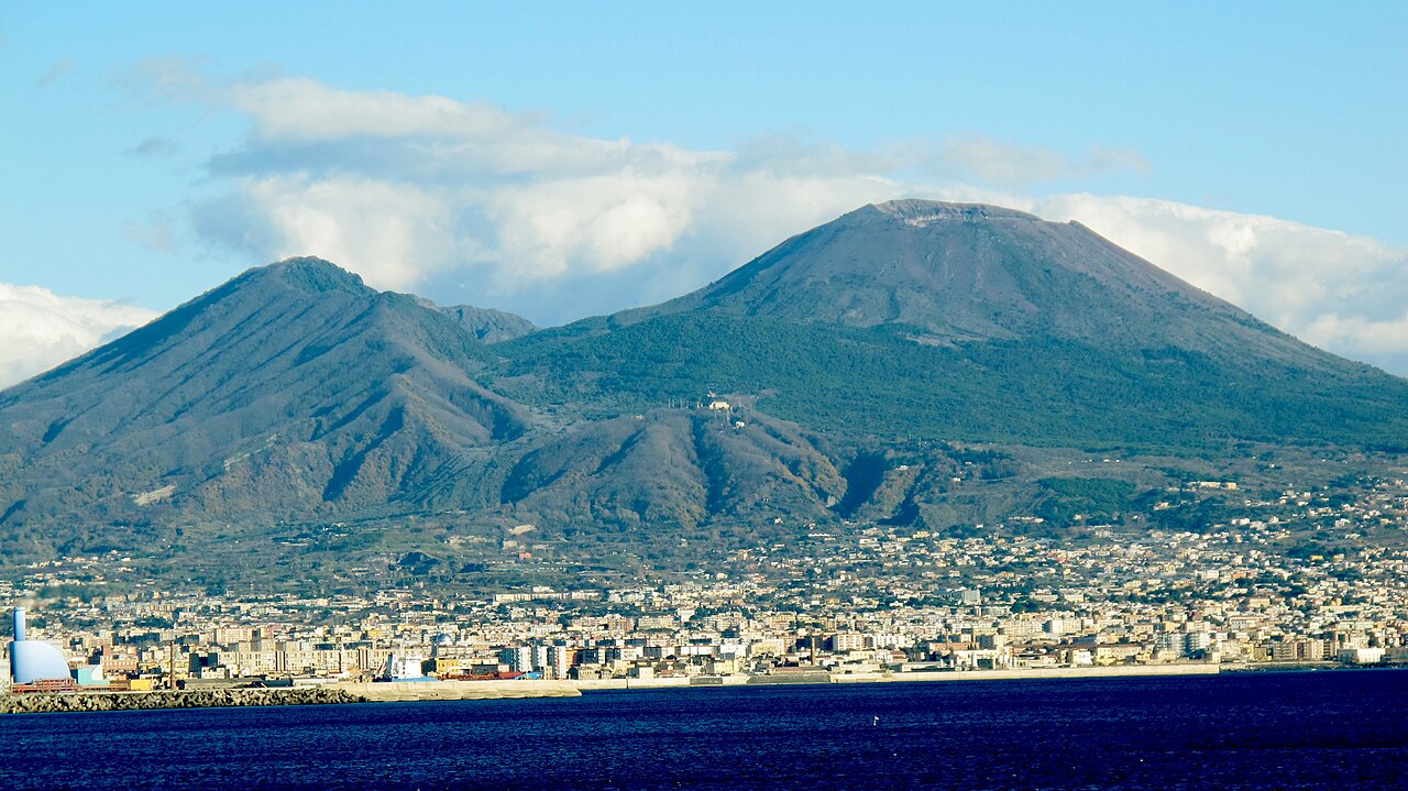 Etna Yanardağı kül püskürttü, Catania Havalimanı uçuşları durdurdu