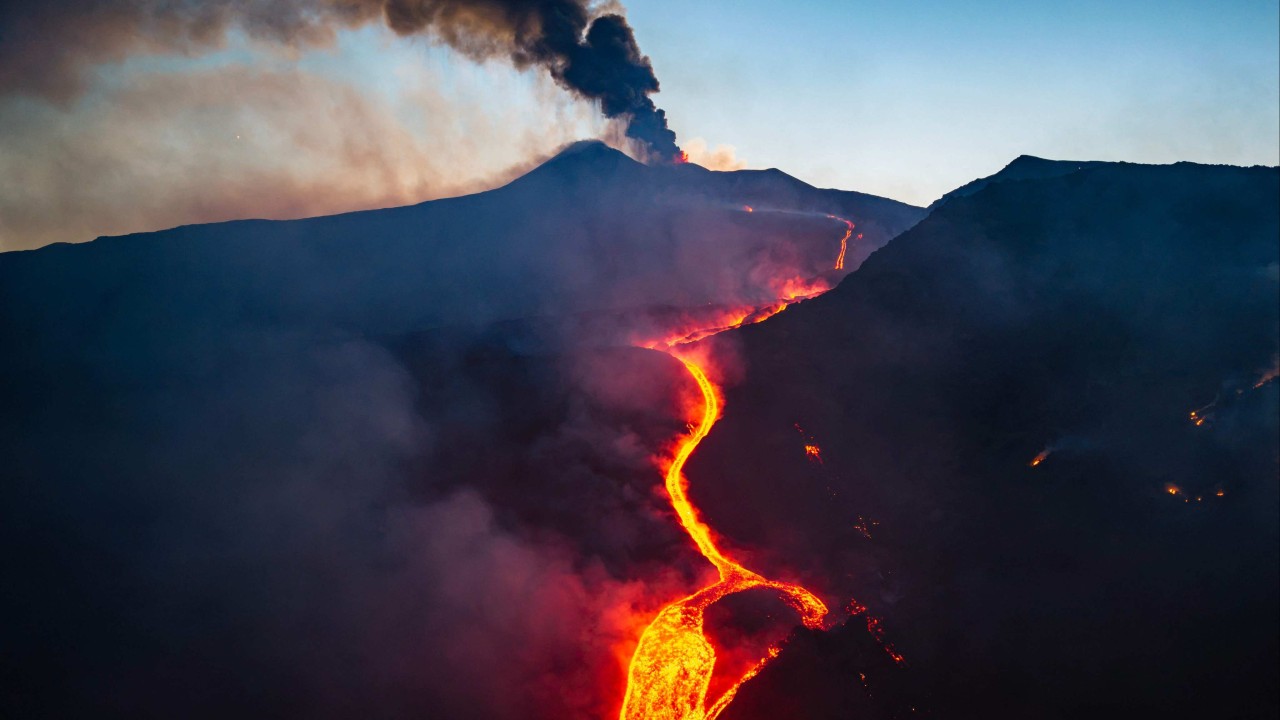 Etna Yanardağı Patladı: Turistler Bölgeye Akın Ediyor