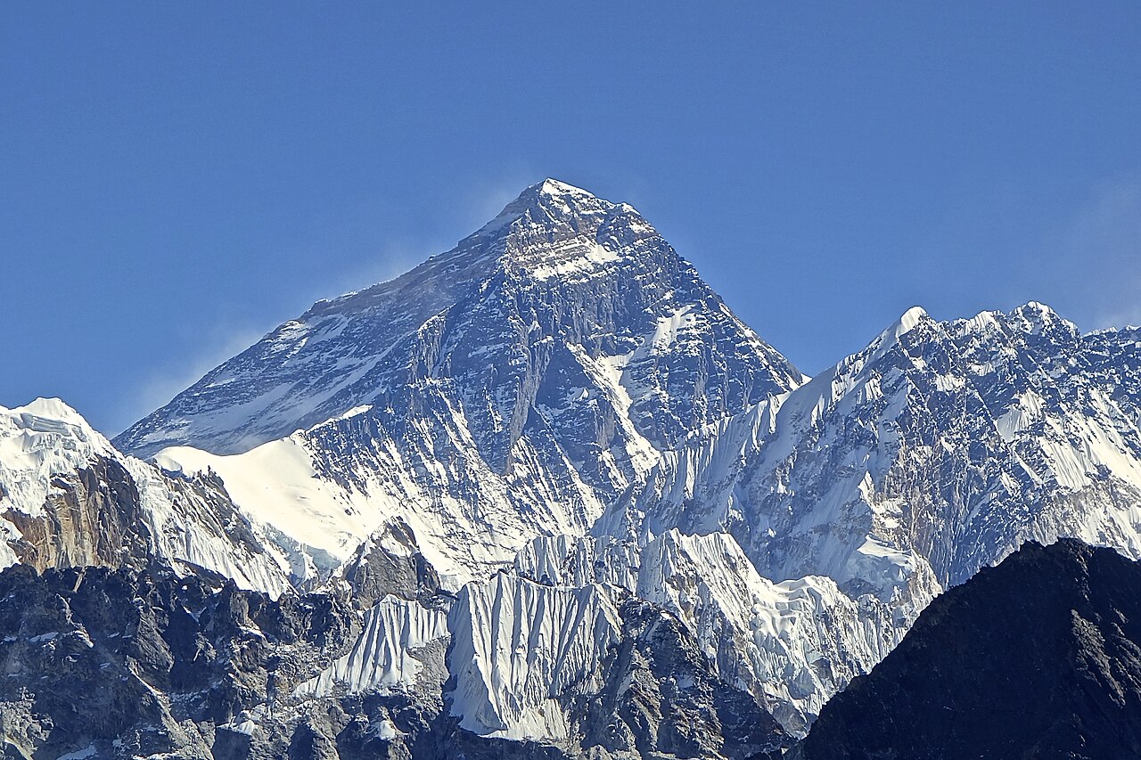 Everest'te kaybolan Şerpa rehberi cenaze töreni başlamışken canlı bulundu