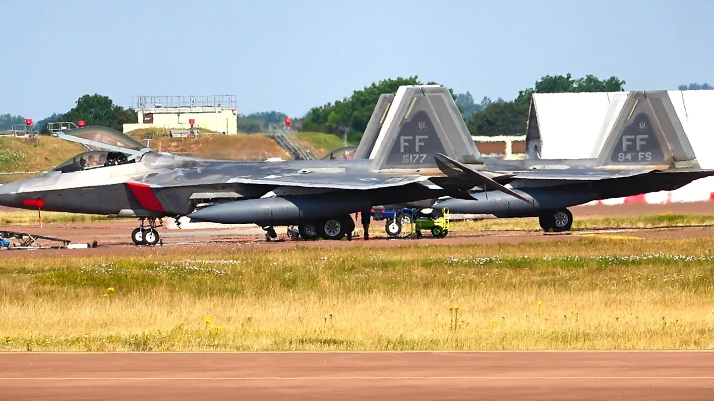 İran Savaşı İçin İsrail'e Konuşlanan F-22'ler İngiltere'ye Geldi