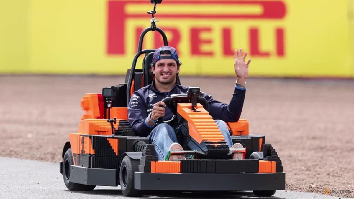 F1 Pilotlarından Legolarla Pist Kaosu: Silverstone’da Renkli Gösteri