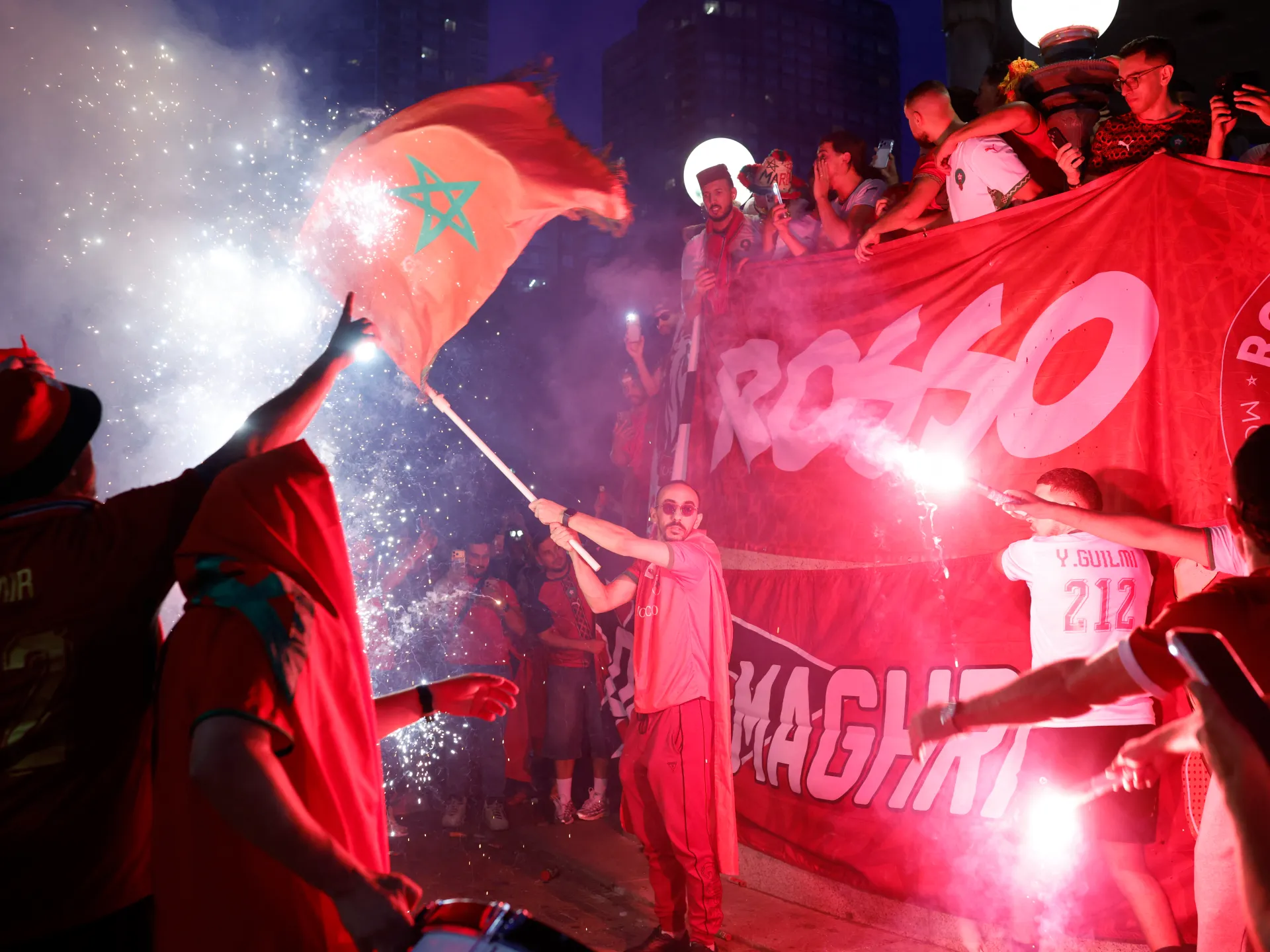 Fas ve Fransa taraftarları Dünya Kupası maçı öncesi havai fişeklerle kutladı