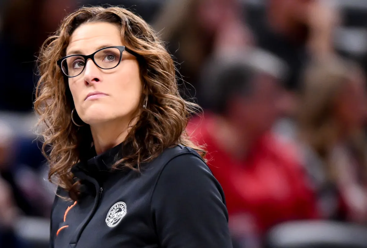Fever Koçu White'dan Sahte WNBA Taraftarlarına Sert Tepki